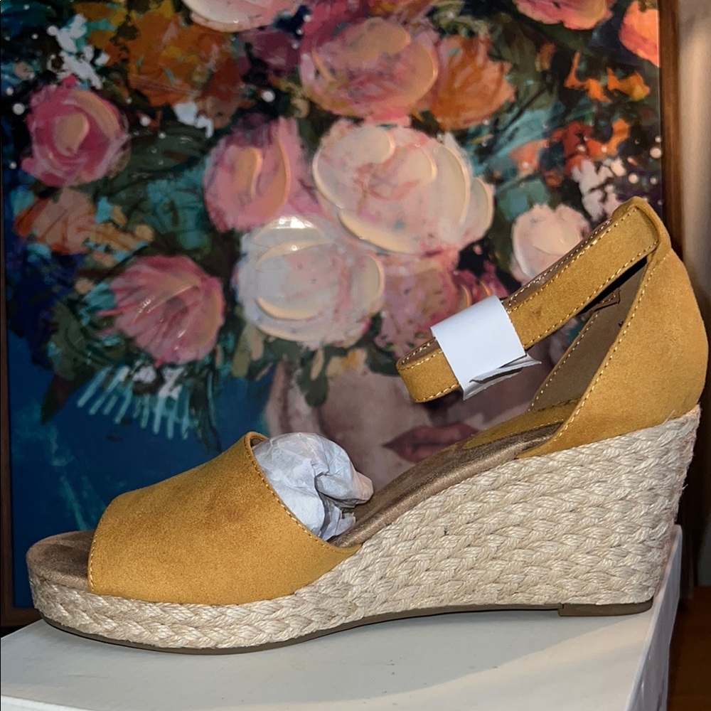 Yellow/Mustard Wedge Women' Sandals 
BRAND NEW!